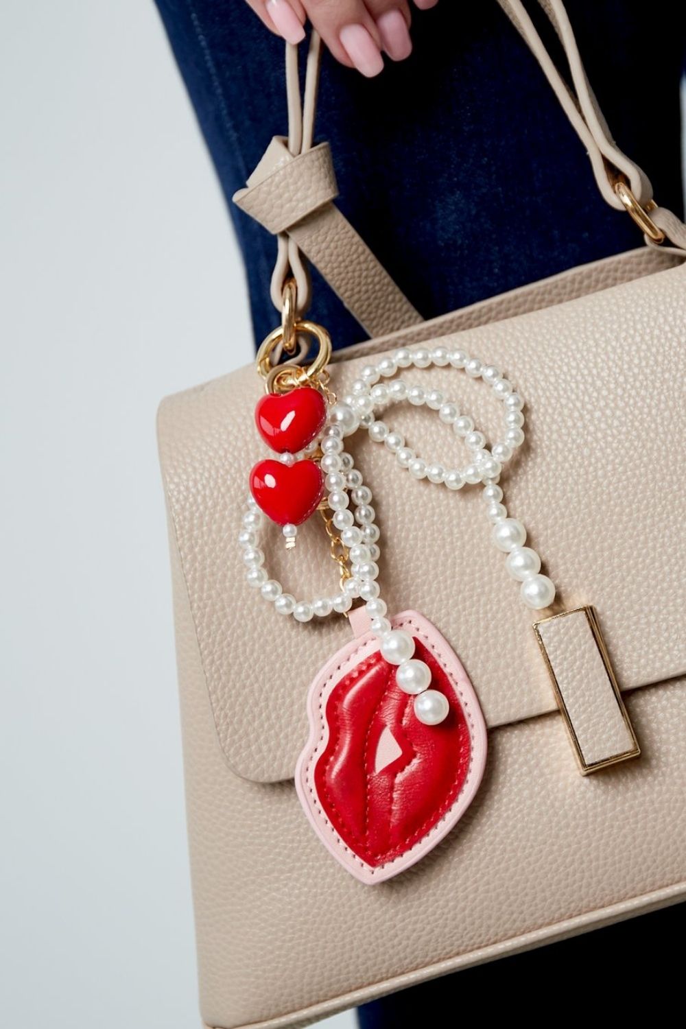 Kiss and pearls bag charm | Goud