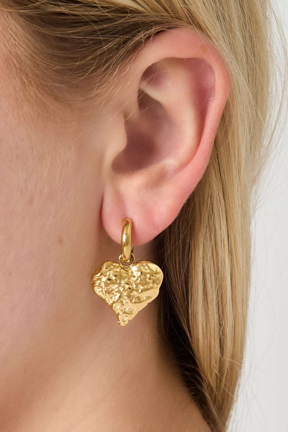 Textured heart drop oorbellen | Goud