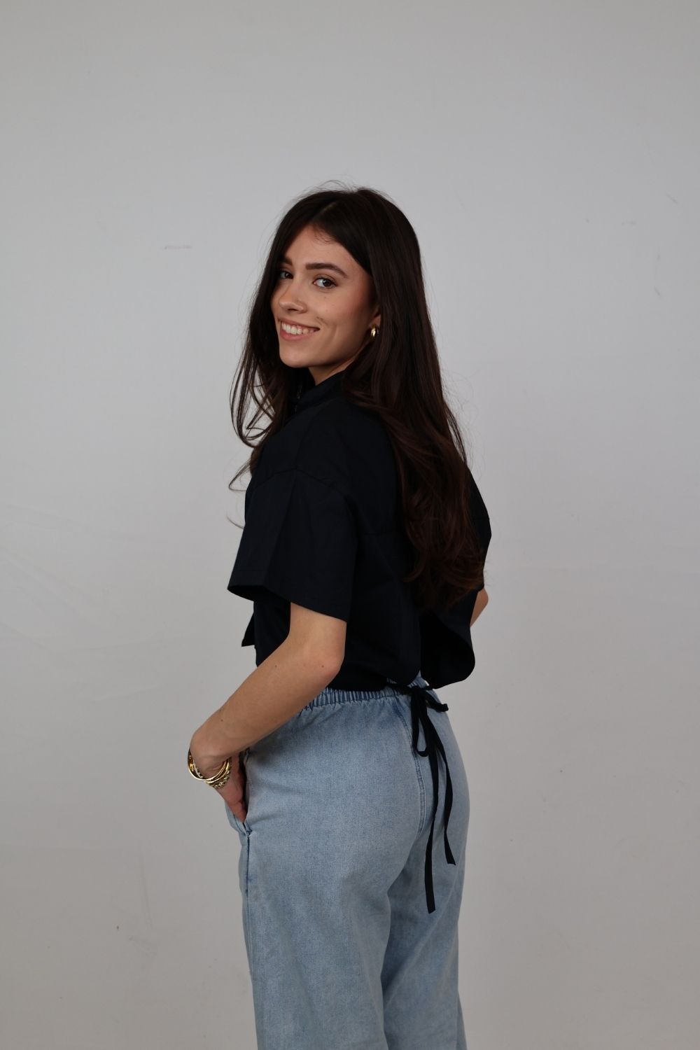 Blouse met open rug en touwsluiting | zwart