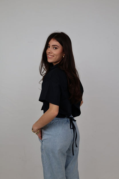 Blouse met open rug en touwsluiting | zwart