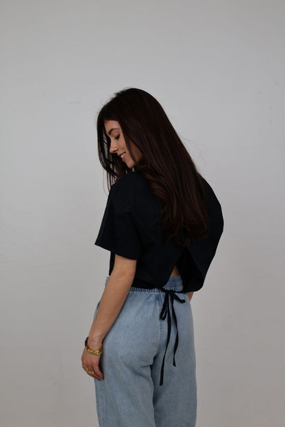 Blouse met open rug en touwsluiting | zwart
