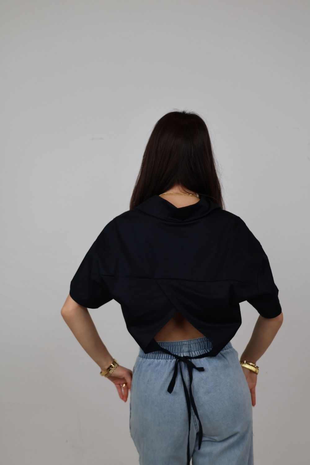 Blouse met open rug en touwsluiting | zwart