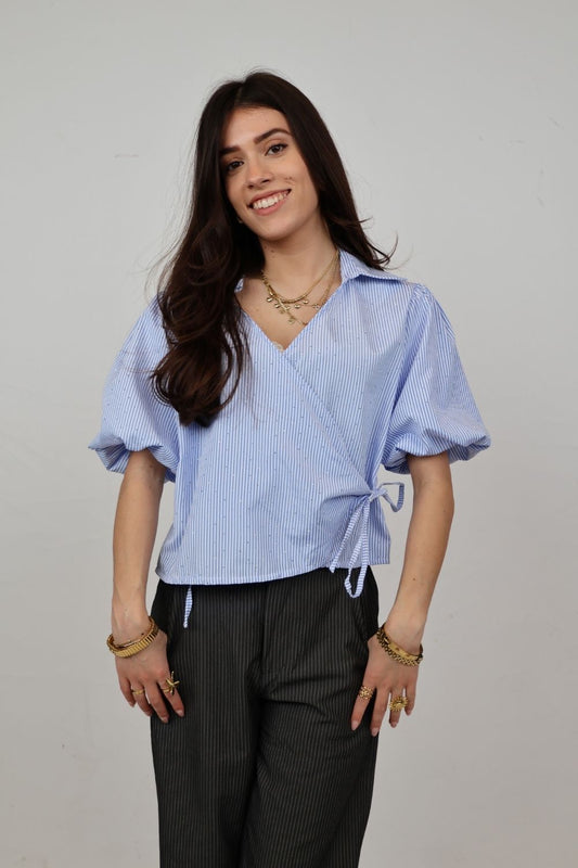 Gestreepte wikkelblouse met strass | Lichtblauw